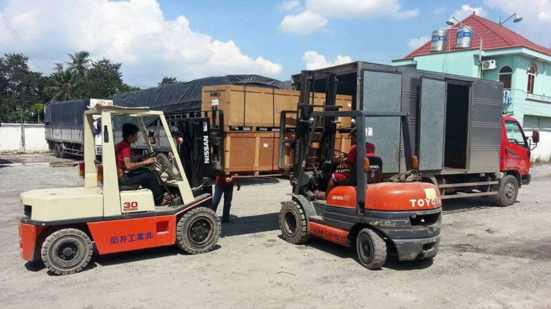 Vận chuyển hàng máy móc đòi hỏi cao về nhân lực và công cụ hỗ trợ
