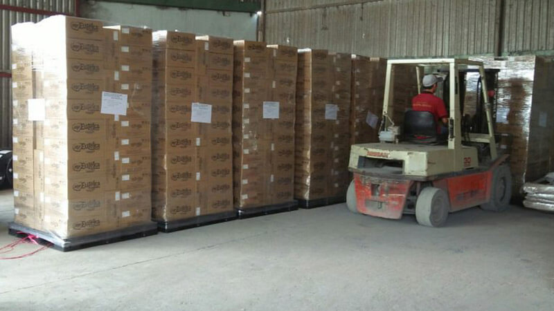 Đóng gói hàng hóa kỹ càng để hạn chế bị thấm nước khi vận chuyển hàng vào mùa mưa Đóng gói hàng hóa kỹ càng để hạn chế bị thấm nước khi vận chuyển hàng vào mùa mưa