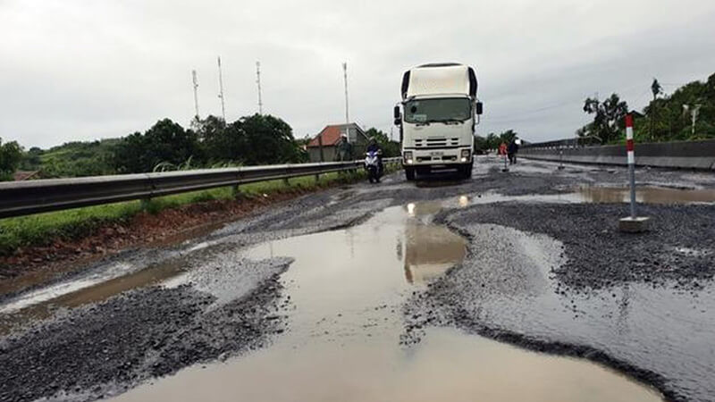 Cơ sở hạ tầng giao thông đường bộ kém phát triển làm giảm hiệu suất và tăng chi phí vận tải Cơ sở hạ tầng giao thông đường bộ kém phát triển làm giảm hiệu suất và tăng chi phí